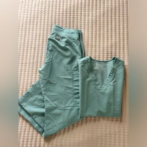 Fig’s XS Top/S bottoms Teal Scrub Set